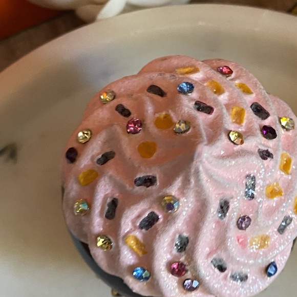 Authentic CIEL collectible frosted cupcake trinket box - Picture 5 of 7